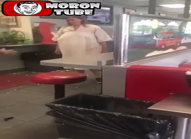 Video :A woman who escaped from an asylum brandishes a knife and threatens restaurant staff